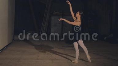 芭蕾舞演员上台前伸展身体